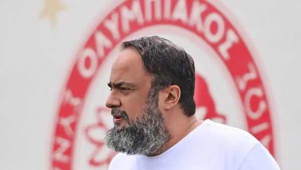 Ο Βαγγέλης Μαρινάκης πήγε στο Ρέντη για έκτακτη συνάντηση με τον Χοσέ Λουίς Μεντιλίμπαρ και τους παίκτες του Ολυμπιακού