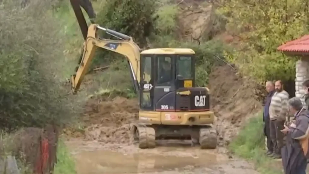 Κακοκαιρία: Αποκλεισμένο το Μαζαράκι Ηλείας λόγω κατολίσθησης – Έχουν κλείσει και οι δύο δρόμοι του χωριού