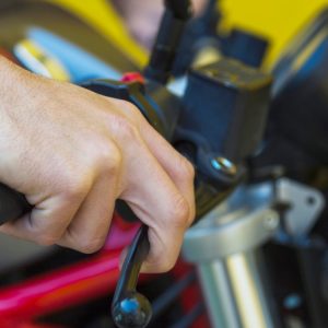 Βίντεο ντοκουμέντο από το άγριο επεισόδιο στο κέντρο της Αθήνας με τον οδηγό μηχανής και τον 70χρονο οδηγό που έβγαλε μαχαίρι