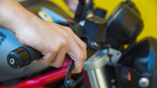 Βίντεο ντοκουμέντο από το άγριο επεισόδιο στο κέντρο της Αθήνας με τον οδηγό μηχανής και τον 70χρονο οδηγό που έβγαλε μαχαίρι