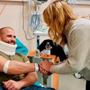 Η Μελόνι επισκέφθηκε στο νοσοκομείο αστυνομικούς που τραυματίσθηκαν στο Τορίνο, μιλά για «απόπειρα δολοφονίας»