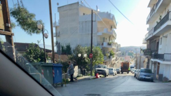 Γιατί τα οχήματα του δήμου και της αστυνομίας πηγαίνουν ανάποδα σε μονόδρομο;