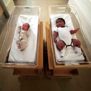 Ένα μωρό «γίγας» και ένα πολύ μικρό γεννήθηκαν την ίδια μέρα σε νοσοκομείο - Η συγκινητική φωτογραφία