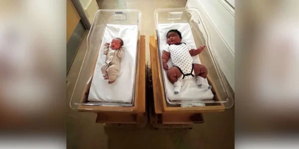 Ένα μωρό «γίγας» και ένα πολύ μικρό γεννήθηκαν την ίδια μέρα σε νοσοκομείο - Η συγκινητική φωτογραφία