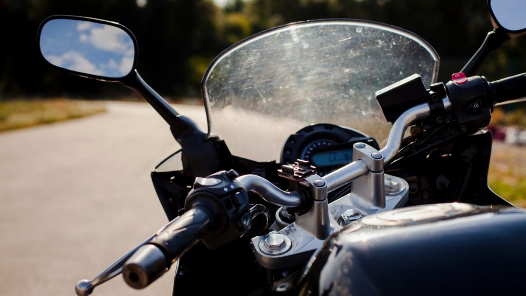 Φθιώτιδα: Νεαρός αναστάτωσε τα Καμένα Βούρλα οδηγώντας επικίνδυνα τη μηχανή του