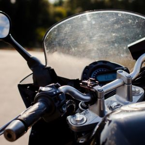 Φθιώτιδα: Νεαρός αναστάτωσε τα Καμένα Βούρλα οδηγώντας επικίνδυνα τη μηχανή του