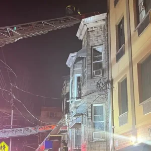 Φωτιά σε πολυκατοικία στη Νέα Υόρκη: Μία νεκρή και 9 τουλάχιστον τραυματίες – Δείτε βίντεο