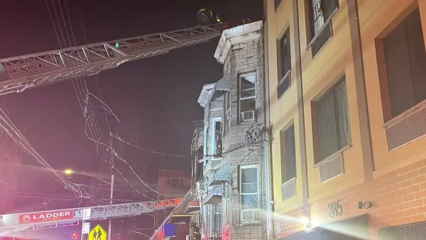 Φωτιά σε πολυκατοικία στη Νέα Υόρκη: Μία νεκρή και 9 τουλάχιστον τραυματίες – Δείτε βίντεο