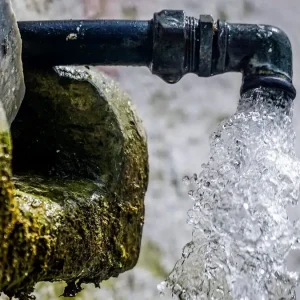 Αίγινα: Ακατάλληλο για όλες τις χρήσεις το νερό στο νησί – Μαρτυρίες για προβλήματα στο δέρμα και στα μάτια