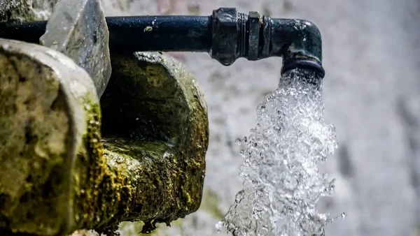 Αίγινα: Ακατάλληλο για όλες τις χρήσεις το νερό στο νησί – Μαρτυρίες για προβλήματα στο δέρμα και στα μάτια