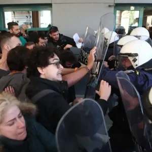 Ο Άδωνις Γεωργιάδης για τα επεισόδια έξω από το Γενικό Κρατικό Νίκαιας: «Κινδύνευσε η σωματική μου ακεραιότητα – Η βία δεν είναι νόμιμο δικαίωμα»