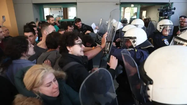 Ο Άδωνις Γεωργιάδης για τα επεισόδια έξω από το Γενικό Κρατικό Νίκαιας: «Κινδύνευσε η σωματική μου ακεραιότητα – Η βία δεν είναι νόμιμο δικαίωμα»