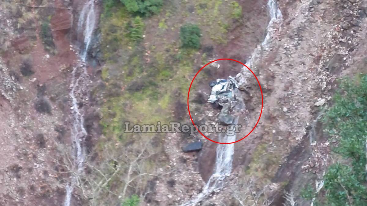 Θρίλερ στον Προυσό Ευρυτανίας: Άμορφη μάζα το αυτοκίνητο που έπεσε σε χαράδρα 300 μέτρων - Νεκρός ο οδηγός, ψάχνουν στα σκοτάδια αν υπήρχαν άλλοι επιβάτες