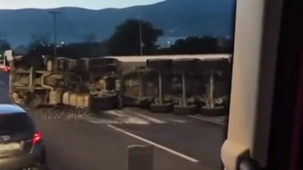 Ανετράπη φορτηγό στην Αθηνών-Λαμίας: Μόνο από την αριστερή λωρίδα η κίνηση των οχημάτων