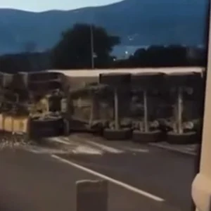 Ανετράπη φορτηγό στην Αθηνών-Λαμίας: Μόνο από την αριστερή λωρίδα η κίνηση των οχημάτων