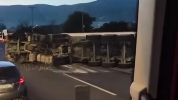 Ανετράπη φορτηγό στην Αθηνών-Λαμίας: Μόνο από την αριστερή λωρίδα η κίνηση των οχημάτων