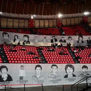 Ολυμπιακός – Βίρτους Μπολόνια: Πανό για τα θύματα της θύρας 7 στις κερκίδες του ΣΕΦ