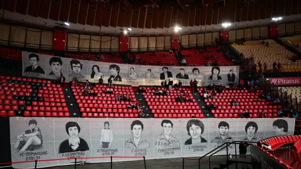 Ολυμπιακός – Βίρτους Μπολόνια: Πανό για τα θύματα της θύρας 7 στις κερκίδες του ΣΕΦ