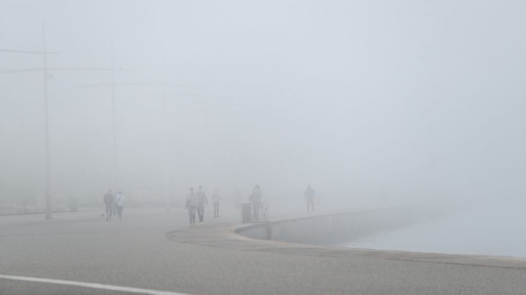 Πέπλο ομίχλης κάλυψε τη Θεσσαλονίκη - Προβλήματα στις πτήσεις στο αεροδρόμιο «Μακεδονία»