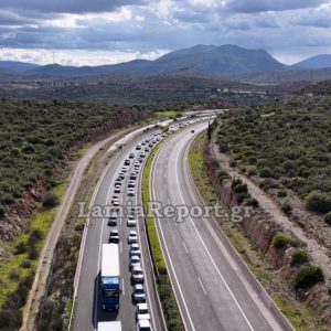 Ο «Γολγοθάς» των εξοδούχων συνεχίζεται στην εθνική οδό Αθηνών - Λαμίας και σήμερα Σάββατο - Δείτε εικόνες από ψηλά