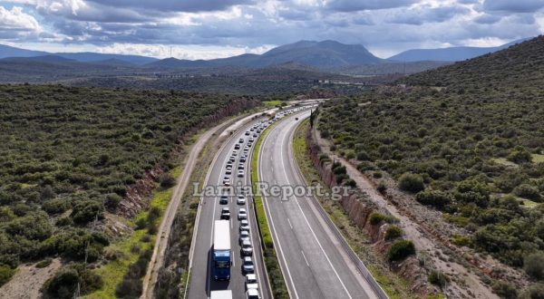 Ο «Γολγοθάς» των εξοδούχων συνεχίζεται στην εθνική οδό Αθηνών - Λαμίας και σήμερα Σάββατο - Δείτε εικόνες από ψηλά