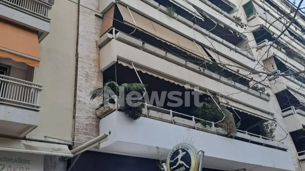 Παλαιό Φάληρο: Σοβάδες έπεσαν για τρίτη φορά από πολυκατοικία στο πεζοδρόμιο κεντρικού δρόμου