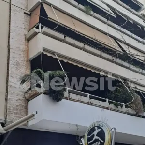 Παλαιό Φάληρο: Σοβάδες έπεσαν για τρίτη φορά από πολυκατοικία στο πεζοδρόμιο κεντρικού δρόμου