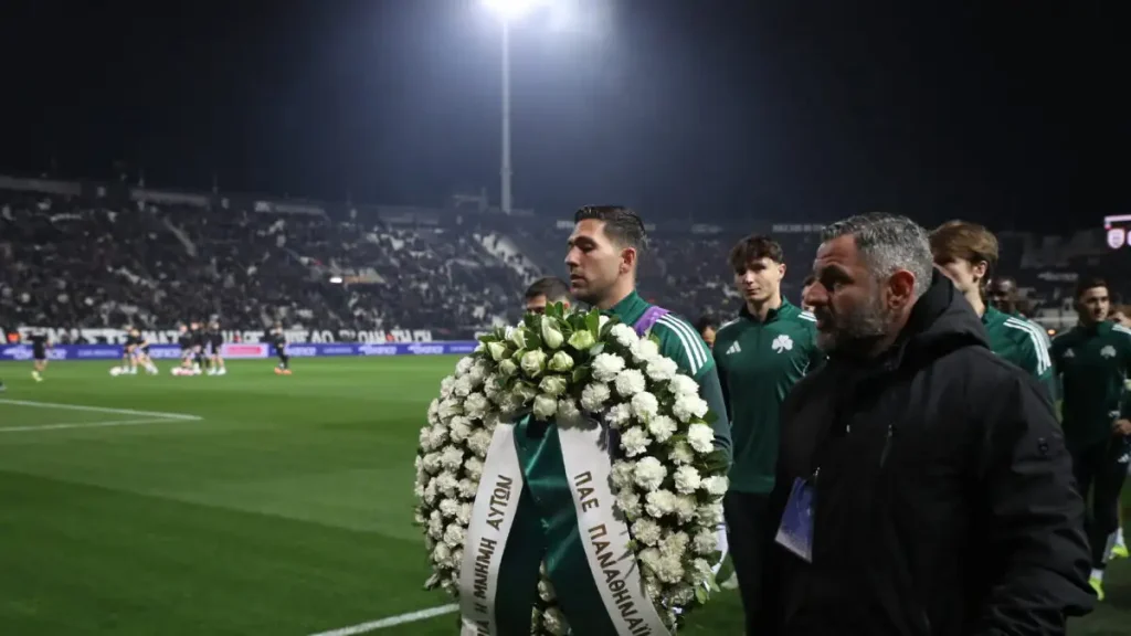 Ο Παναθηναϊκός τίμησε τη μνήμη των αδικοχαμένων οπαδών του ΠΑΟΚ με στεφάνι και λουλούδια στην Τούμπα