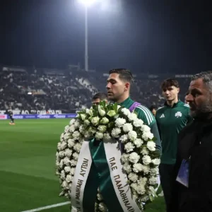 Ο Παναθηναϊκός τίμησε τη μνήμη των αδικοχαμένων οπαδών του ΠΑΟΚ με στεφάνι και λουλούδια στην Τούμπα