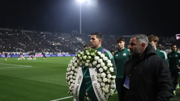 Ο Παναθηναϊκός τίμησε τη μνήμη των αδικοχαμένων οπαδών του ΠΑΟΚ με στεφάνι και λουλούδια στην Τούμπα