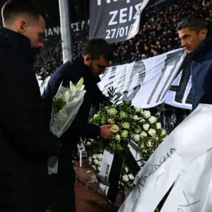 ΠΑΟΚ – Πανσερραϊκός: Δάκρυα, εκατοντάδες στεφάνια, πυρσοί και «αδέρφια ζείτε, εσείς μας οδηγείτε» μέσα στην Τούμπα