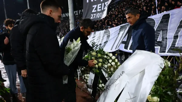 ΠΑΟΚ – Πανσερραϊκός: Δάκρυα, εκατοντάδες στεφάνια, πυρσοί και «αδέρφια ζείτε, εσείς μας οδηγείτε» μέσα στην Τούμπα