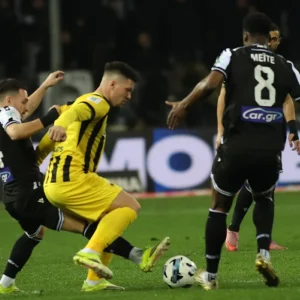 ΠΑΟΚ – ΑΕΚ 0-0: Ο ανίκητος Στρακόσα, τα δοκάρια της Ένωσης και η κιτρινόμαυρη κορυφή της Super League