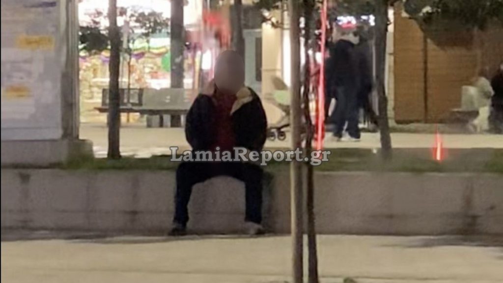 Λαμία: Ηλικιωμένος αυνανίζεται μπροστά σε ανήλικες στην πλατεία Πάρκου - ΒΙΝΤΕΟ