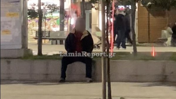 Λαμία: Ηλικιωμένος αυνανίζεται μπροστά σε ανήλικες στην πλατεία Πάρκου - ΒΙΝΤΕΟ