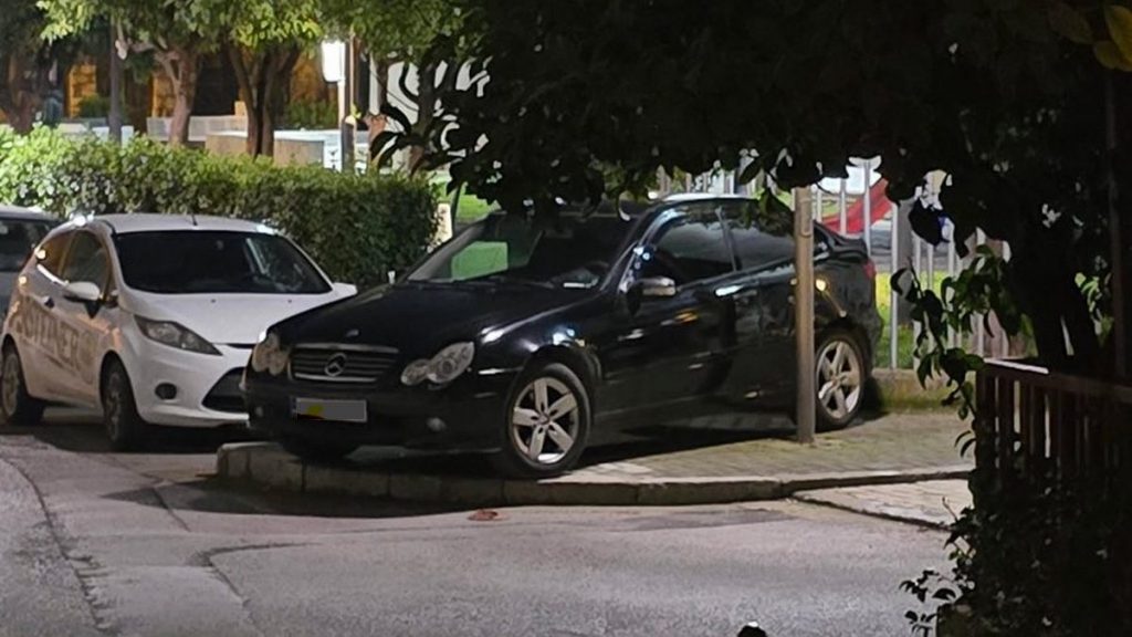 Παρκάρισμα για… όσκαρ έξω από το Δημοτικό Θέατρο Λαμίας