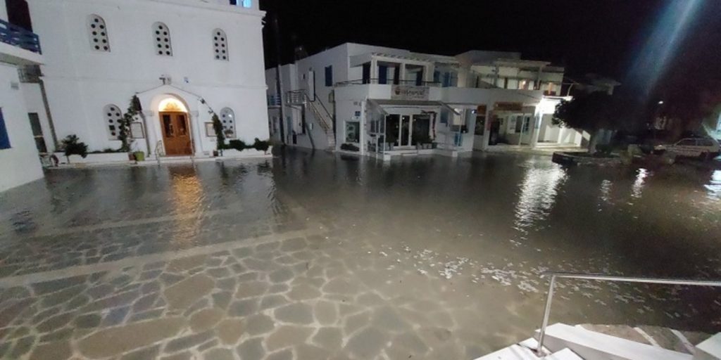 Θυελλώδεις άνεμοι σαρώνουν την χώρα -Η θάλασσα βγήκε στη στεριά σε αρκετές περιοχές, η Πάρος έγινε «Βενετία»