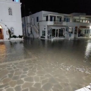 Θυελλώδεις άνεμοι σαρώνουν την χώρα -Η θάλασσα βγήκε στη στεριά σε αρκετές περιοχές, η Πάρος έγινε «Βενετία»