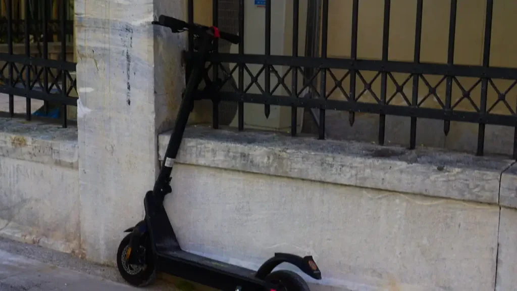 Γκύζη: Σύγκρουση αυτοκινήτου με πατίνι στην Λεωφόρο Αλεξάνδρας