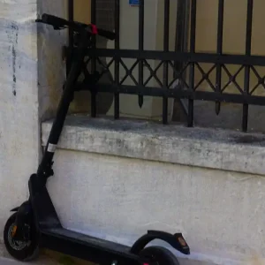 Γκύζη: Σύγκρουση αυτοκινήτου με πατίνι στην Λεωφόρο Αλεξάνδρας