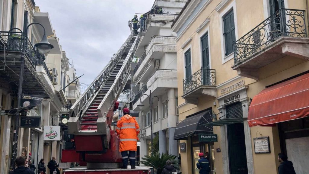 Πάτρα: Σοβάδες έπεσαν από μπαλκόνι στη Ρήγα Φεραίου – «Ακούστηκε ένας δυνατός θόρυβος και είδαμε τον κόσμο να τρέχει»