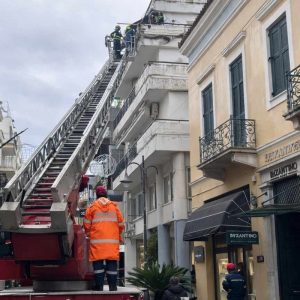 Πάτρα: Σοβάδες έπεσαν από μπαλκόνι στη Ρήγα Φεραίου – «Ακούστηκε ένας δυνατός θόρυβος και είδαμε τον κόσμο να τρέχει»