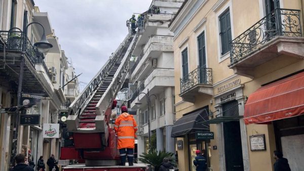 Πάτρα: Σοβάδες έπεσαν από μπαλκόνι στη Ρήγα Φεραίου – «Ακούστηκε ένας δυνατός θόρυβος και είδαμε τον κόσμο να τρέχει»