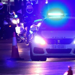 Άγνωστοι πέταξαν χειροβομβίδα στον Κορυδαλλό - Ζημιές σε διαμέρισμα και 6 αυτοκίνητα από την έκρηξη