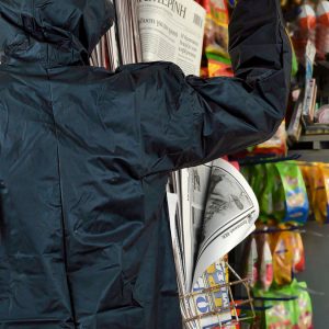 Λαμία: Ανήλικος «τρύπωσε» σε περίπτερο κι έκλεψε τσάντα - Χειροπέδες στον πατέρα του που «αξιοποίησε» τις κάρτες