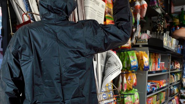 Λαμία: Ανήλικος «τρύπωσε» σε περίπτερο κι έκλεψε τσάντα - Χειροπέδες στον πατέρα του που «αξιοποίησε» τις κάρτες