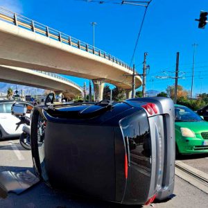 Μια γυναίκα ελαφρά τραυματίας μετά από τροχαίο στο Φάληρο - Δείτε βίντεο