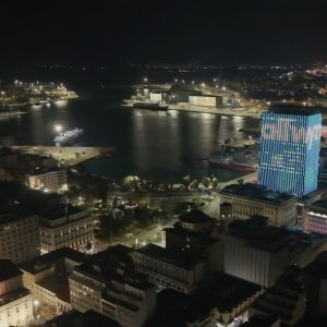 Εντυπωσιακές εικόνες από τον Πύργο του Πειραιά που «ντύθηκε» στα χρώματα της Allwyn (ΒΙΝΤΕΟ)