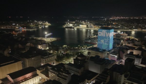 Εντυπωσιακές εικόνες από τον Πύργο του Πειραιά που «ντύθηκε» στα χρώματα της Allwyn (ΒΙΝΤΕΟ)