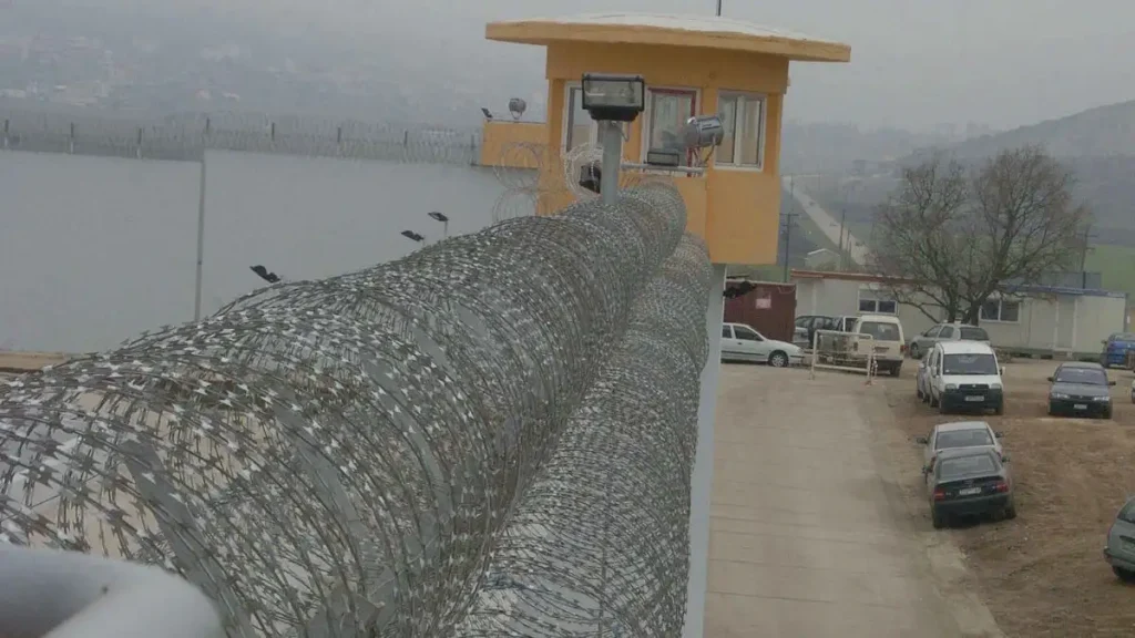 Φυλακές Δομοκού: Το «τυφλό σημείο» της δολοφονίας του ισοβίτη, τα κενά και οι αντιφάσεις πίσω από τις καταθέσεις του ισοβίτη και του αρχιφύλακα